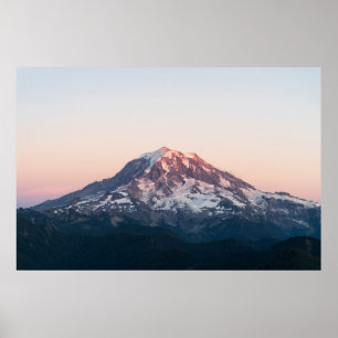 SCHNEE ÜBERDECKTE BERGE WÄHREND DES TAGES POSTER