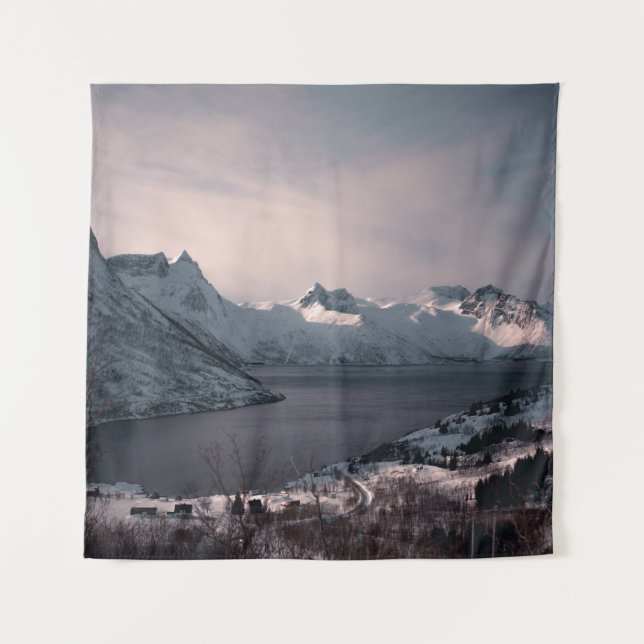 SCHNEE ÜBERDECKTE BERGE WÄHREND DES TAGES WANDTEPPICH (Vorderseite)