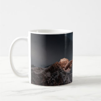 SCHNEE ÜBERDECKTER BERG UNTER BLAUEM HIMMEL KAFFEETASSE