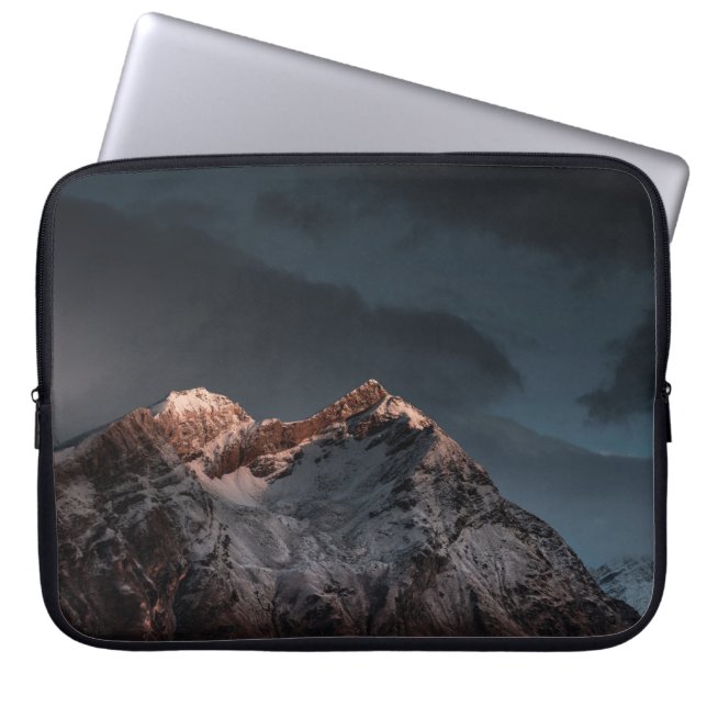 SCHNEE ÜBERDECKTER BERG UNTER BLAUEM HIMMEL LAPTOPSCHUTZHÜLLE (Vorderseite)