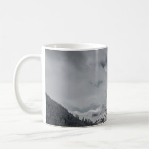SCHNEE ÜBERDECKTER BERG UNTER SCHLAUBERHEIT AM TAG KAFFEETASSE