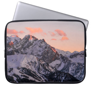SCHNEE ÜBERDECKTER BERG UNTER SCHLAUBERHEIT AM TAG LAPTOPSCHUTZHÜLLE