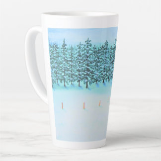 Schnee und Evergreens Milchtasse