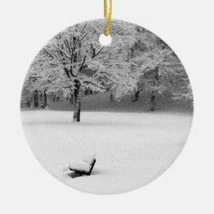 Schneebank und Bäume Keramik Ornament