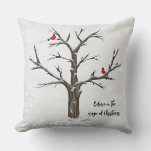 Schneebaum und Rote Vögel Weihnachtsfest Kissen