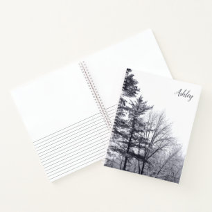 Schneebedeckte Bäume mit Individuelle Name Notizbuch