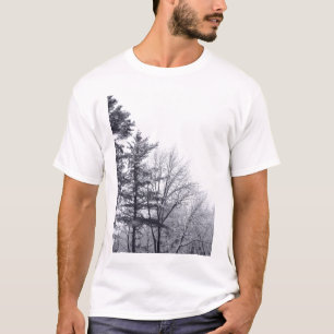 Schneebedeckte Bäume: Vertikal T-Shirt