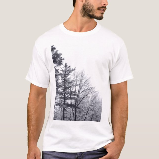 Schneebedeckte Bäume: Vertikal T-Shirt (Vorderseite)