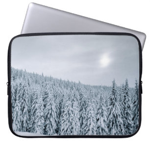 SCHNEEBEDECKTE BÄUME WÄHREND DES TAGES LAPTOPSCHUTZHÜLLE