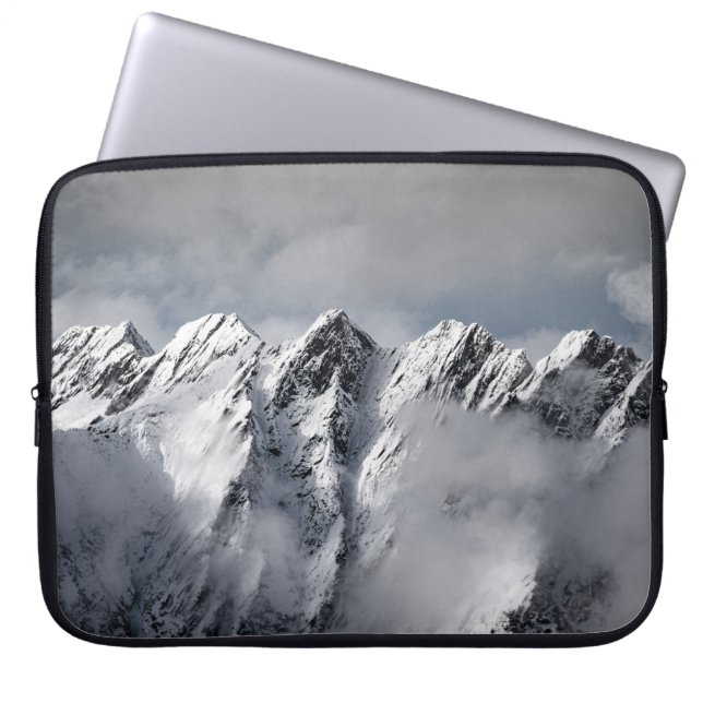 SCHNEEBEDECKTE BERGE LAPTOPSCHUTZHÜLLE (Vorderseite)