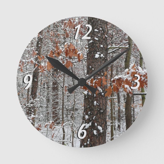 Schneebedeckte Eichenbäume Winternaturfotografie Runde Wanduhr (Vorderseite)