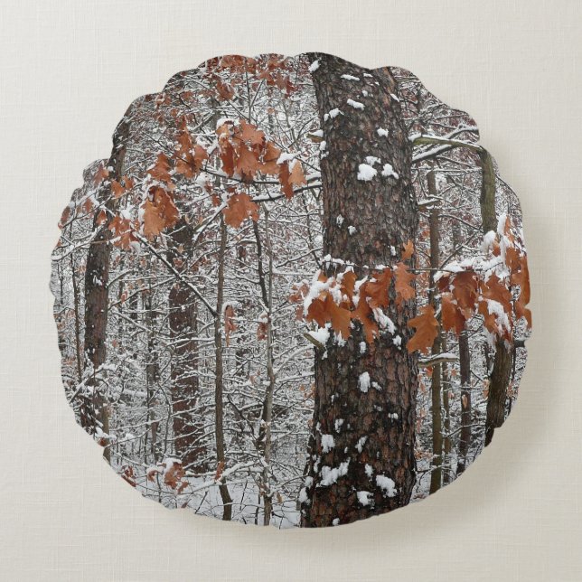 Schneebedeckte Eichenbäume Winternaturfotografie Rundes Kissen (Vorderseite)