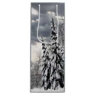 Schneebedeckte Immergrüne Bäume unter dramatischem Geschenktüte Für Weinflaschen