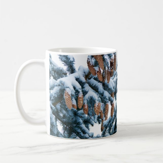 Schneebedeckte Kiefernstränge, Nadeln und Kegel Kaffeetasse (Links)