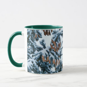 Schneebedeckte Kiefernzweige und -zapfen Tasse