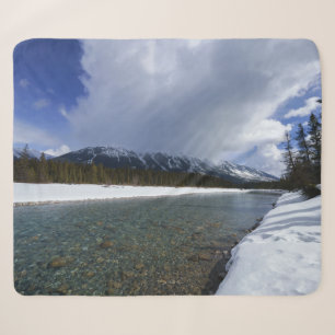 Schneebedeckte Landschaft am Kootenay River Kanada Sherpadecke