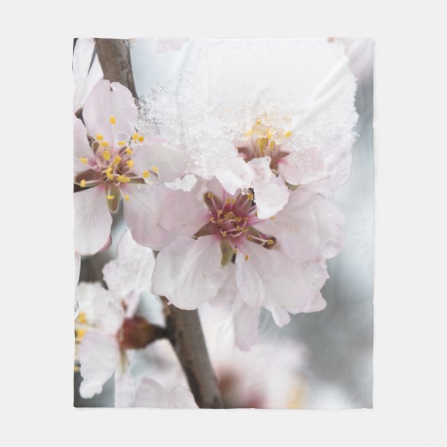 Schneebedeckte Mandelbaum-Blume Fleecedecke (Vorderseite)