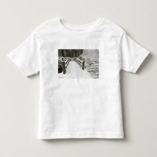 Schneebedeckte Mondbrücke, Japanischer Garten Kleinkind T-shirt