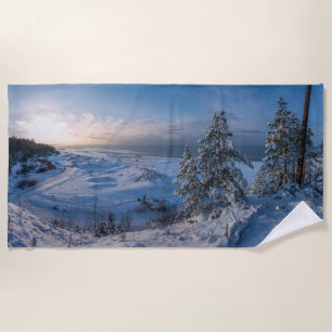 Schneebedeckte Ostseeküste Strandtuch