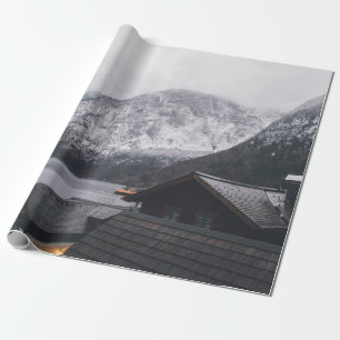 SCHNEEBEDECKTER BERG IN DER NÄHE DES WASSERKÖRPERS GESCHENKPAPIER