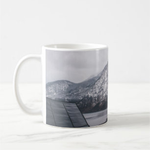 SCHNEEBEDECKTER BERG IN DER NÄHE DES WASSERKÖRPERS KAFFEETASSE