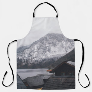 SCHNEEBEDECKTER BERG IN DER NÄHE DES WASSERKÖRPERS SCHÜRZE
