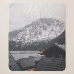 SCHNEEBEDECKTER BERG IN DER NÄHE DES WASSERKÖRPERS SHERPADECKE