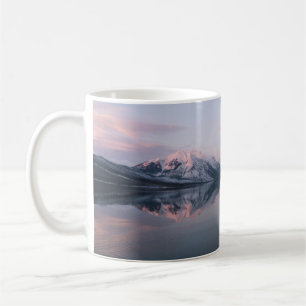 SCHNEEBEDECKTER BERG IN DER NÄHE EINES SEES WÄHREN KAFFEETASSE