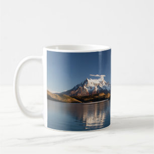 SCHNEEBEDECKTER BERG IN REFLEXIVER FOTOGRAFIE KAFFEETASSE