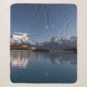 SCHNEEBEDECKTER BERG IN REFLEXIVER FOTOGRAFIE SHERPADECKE