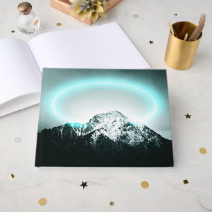 Schneebedeckter Berg mit mysteriösem blauem Neonli Gästebuch