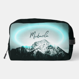 Schneebedeckter Berg mysteriöses blaues Neonlicht Waschbeutel