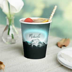 Schneebedeckter Berg mystisches blaues Neonlicht M Pappbecher