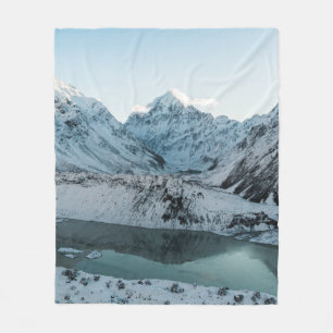 SCHNEEBEDECKTER BERG NAHE EINEM GEWÄSSER FLEECEDECKE
