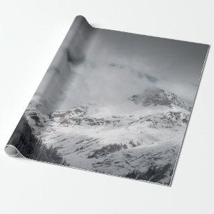 SCHNEEBEDECKTER BERG UNTER BEWÖLKTEM HIMMEL WÄHREN GESCHENKPAPIER
