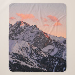 SCHNEEBEDECKTER BERG UNTER BEWÖLKTEM HIMMEL WÄHREN SHERPADECKE