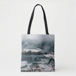 SCHNEEBEDECKTER BERG UNTER BEWÖLKTEM HIMMEL WÄHREN TASCHE