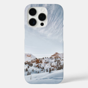 Schneebedeckter Berg unter brillantem, klaren Himm iPhone 16 Pro Hülle