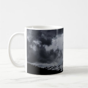 SCHNEEBEDECKTER BERG UNTER DRAMATISCHEN WOLKEN KAFFEETASSE