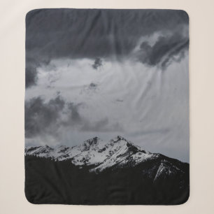 SCHNEEBEDECKTER BERG UNTER DRAMATISCHEN WOLKEN SHERPADECKE
