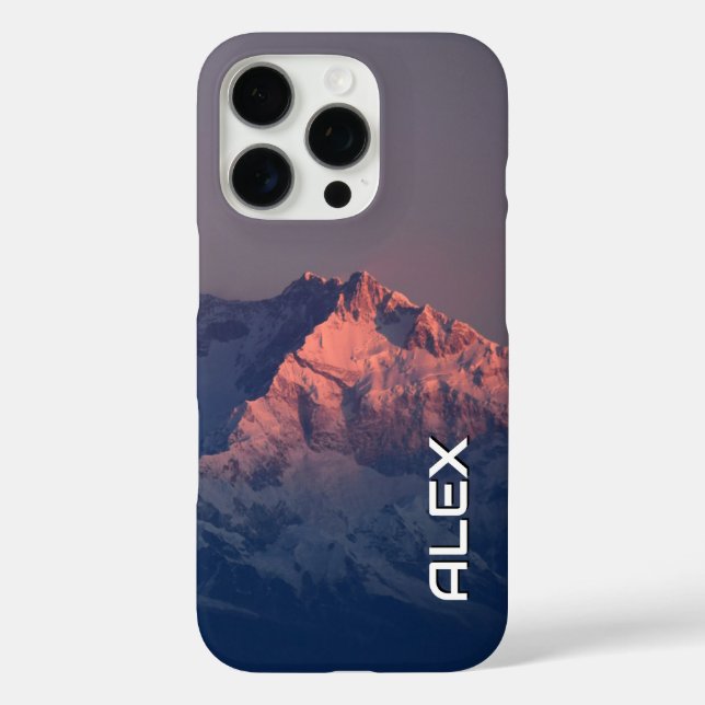 Schneebedeckter Berg unter dunklem Himmel iPhone 16 Pro Hülle (Rückseite)