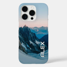 Schneebedeckter Berg unter knackigem Himmel