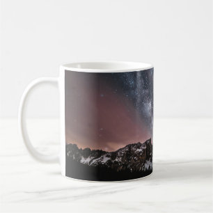 SCHNEEBEDECKTER BERG UNTER STERNENKLAREM NACHTHIMM KAFFEETASSE