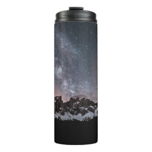 SCHNEEBEDeckter Berg unter sternenklarer Nacht Thermosbecher
