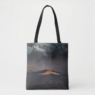 SCHNEEBEDECKTER BERG WÄHREND DER NACHTZEIT TASCHE
