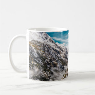 Schneebedeckter Berg während des Tages Kaffeetasse