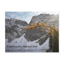 Schneebedeckter Bergsee im Norden Cascades