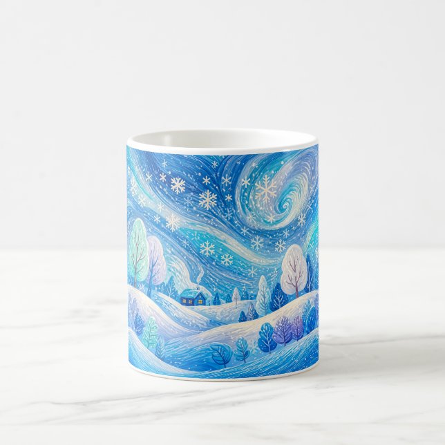 Schneebedeckter Bergwald mit treibendem Schnee Kaffeetasse (Mittel)