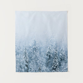 Schneebedeckter Buchenwald im Nebel Wandteppich