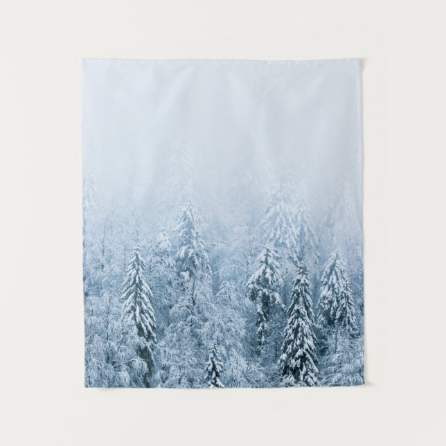 Schneebedeckter Buchenwald im Nebel Wandteppich (Vorderseite)